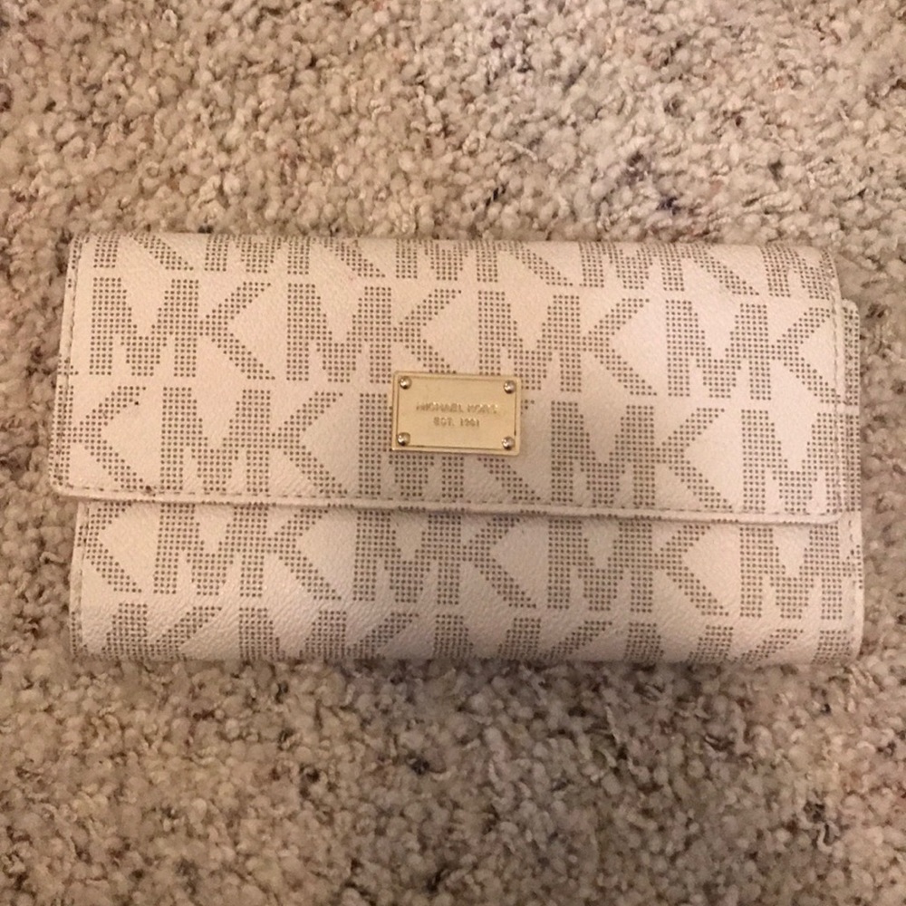 Michael kors trifold wallet great condition